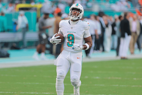 Jonnu Smith Stays Put: Steelers Not Pursuing Trade as TE Prefers Dolphins