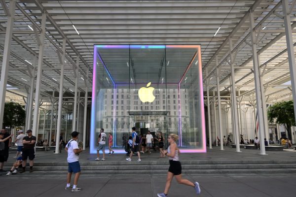 Market Movers: Apple, Reddit, Amazon & More